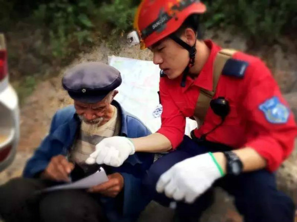 深圳公益救援队里是一群什么样的人?|界面新闻