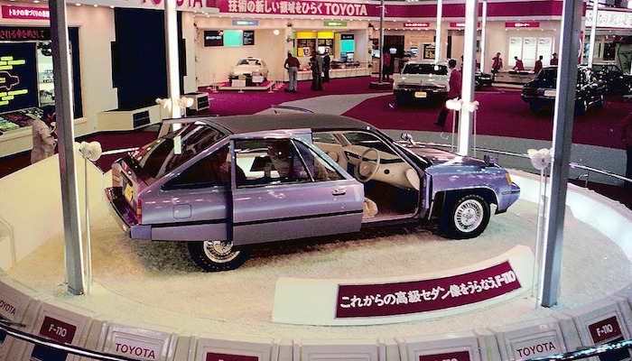 1977   丰田推出带滑动门的轿车