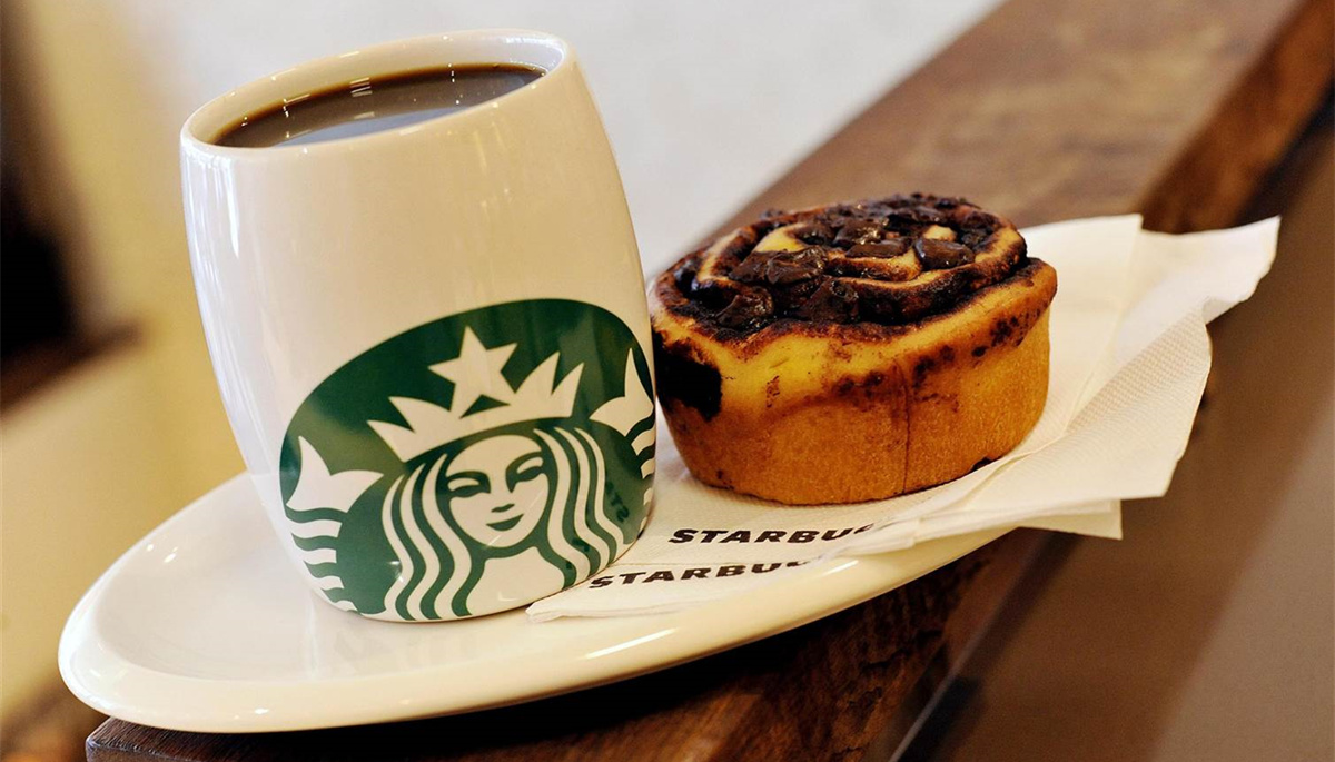 正打着哈欠熬夜加班，我们收到了星巴克的【简历】