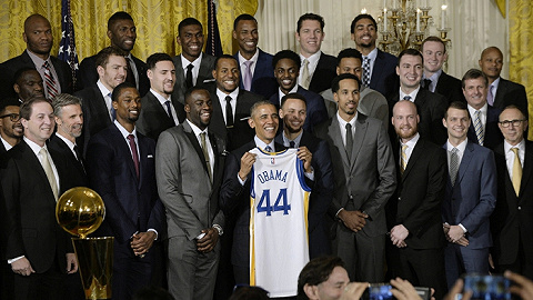 【NBA官网】NBA总冠军勇士队拜访白宫 奥巴马获赠44号球衣