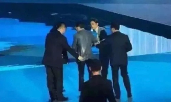 【中国企业家】vivo开新品发布会 董事长却掉水