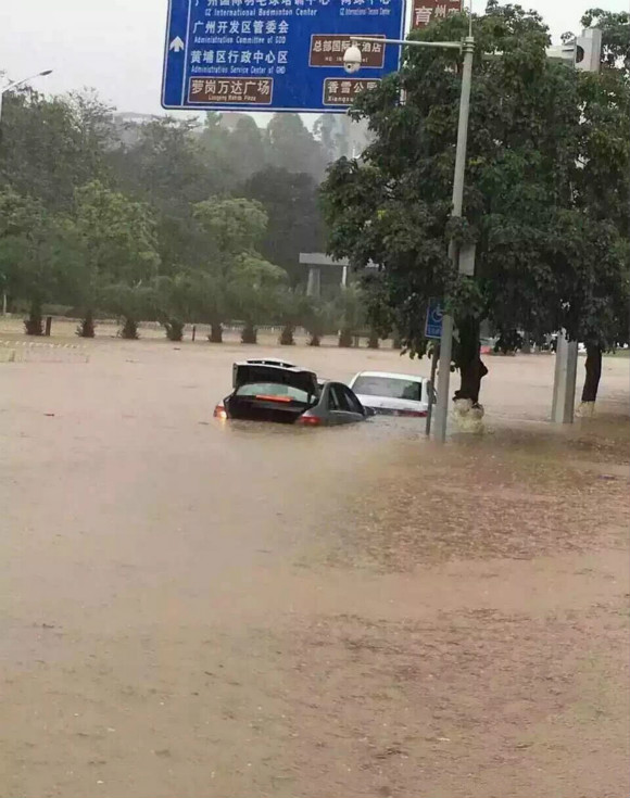 广州普降暴雨全城被淹 雨水倒灌地铁站成瀑布