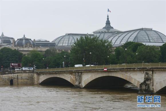 法国遭遇暴雨天气巴黎市民也看海