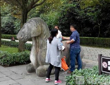 外国妈妈游览明孝陵抱孩子坐600多年神兽拍照