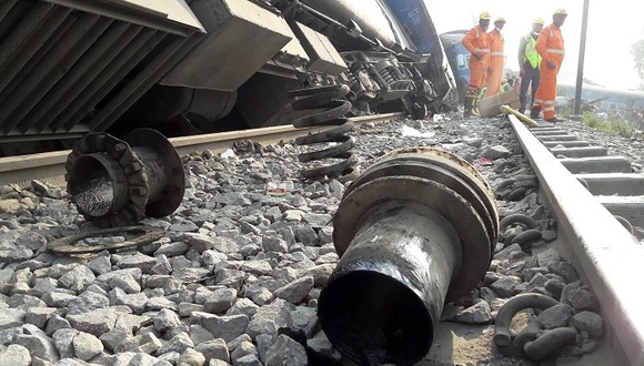 印度14年来最惨重铁路事故:世界第三长铁轨上为何悲剧频发?