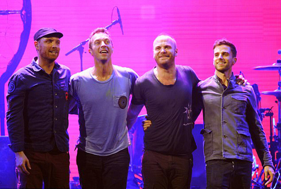 其中,由克里斯·马汀(chris martin),盖·贝瑞曼(guy berryman),强尼