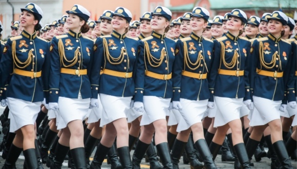 2017年5月9日,俄罗斯莫斯科,女兵参加卫国战争胜利72周年阅兵仪式.