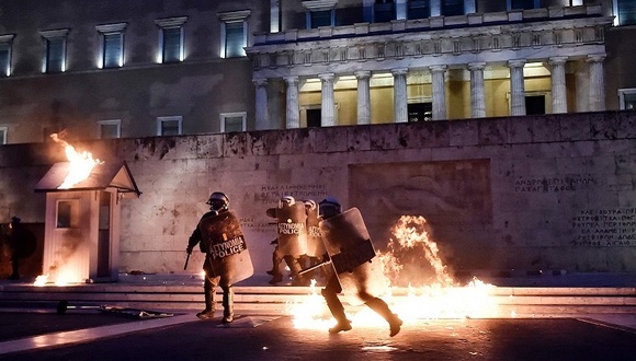 勒紧裤带多上税?希腊人抗议失信政府紧缩换