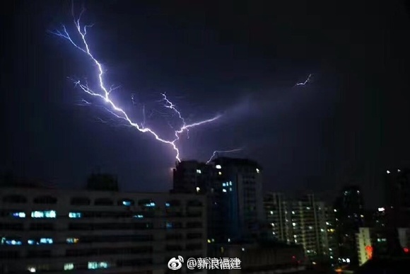 福建省连遭暴雨袭击多地发红色预警 一晚打雷4518次