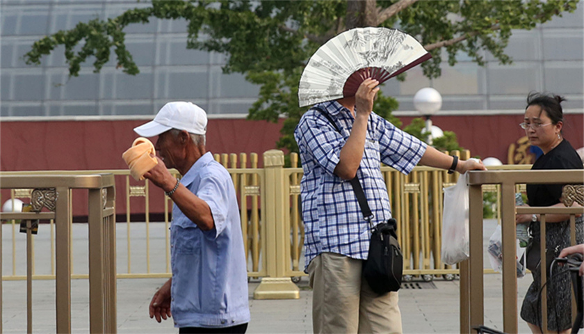 北京"头伏"遭遇高温酷暑,街头的民众饱受"烤"验. 来源:视觉中国