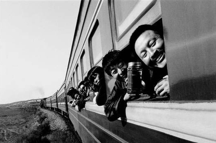 在众多低头族的时代 火车上的中国人还值得拍