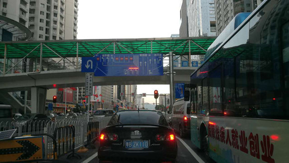 深圳启用全国首个移位左转路口 通行能力增2