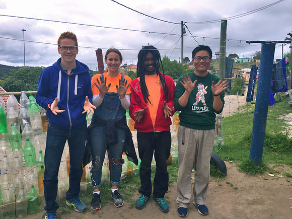 年轻人热衷的义工旅行 一厢情愿的公益还是负