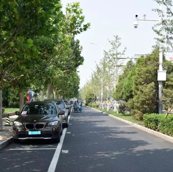 北京市城六区和通州区37条路段4086个路侧停车位 电子收费试点全面启动|界面新闻