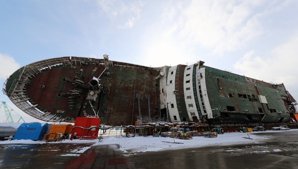 韩国官方初次启齿:不消除“世越号”曾遭潜艇撞击