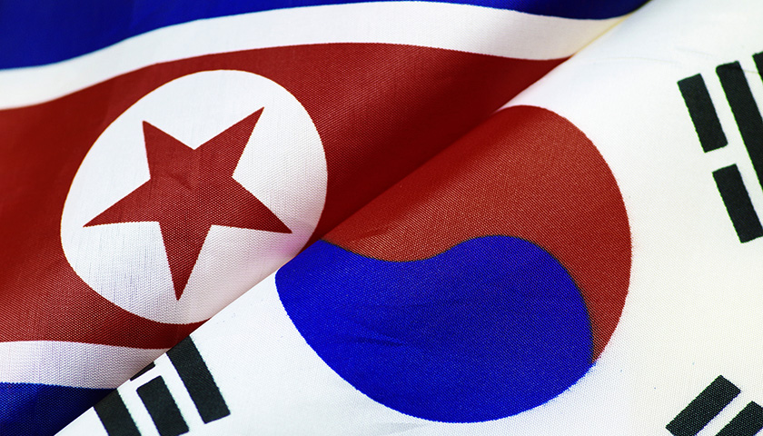 发布时间:04/27 08:00 朝鲜最高领导人金正恩和韩国总统文在寅27日在