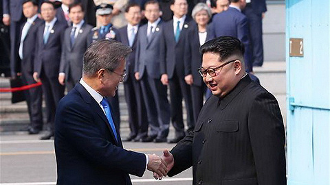 全过程！韩朝领导人携手跨越分界线 金正恩首次检阅韩军仪仗队