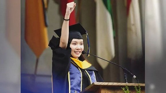 华裔女生在加大伯克利分校的毕业致词 让全场