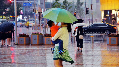 端午假期第二日主雨带转移至长江流域 华北东北雷雨频发