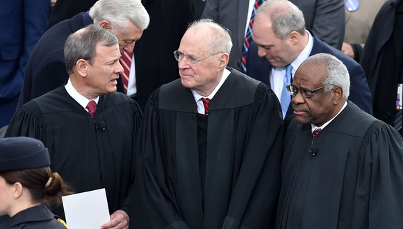 美著名摇摆派大法官宣布退休 特朗普马上找好