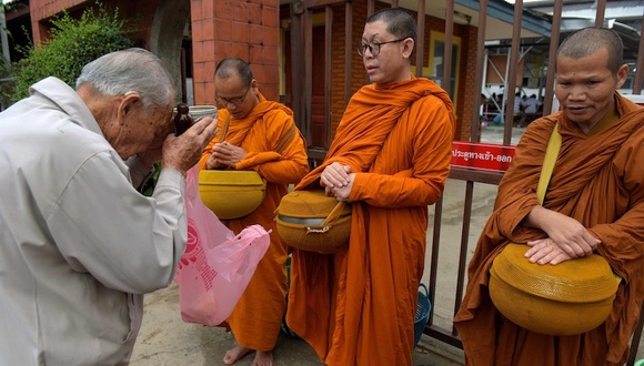 泰国少年足球队教练是如何帮孩子在黑暗中挺过