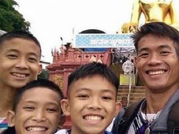 泰国少年足球队教练是如何帮孩子在黑暗中挺过