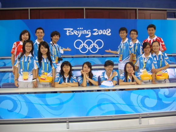 奥运会手球比赛场馆信息台的志愿者.