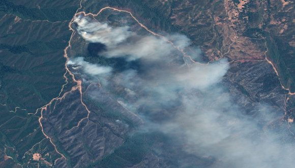 美国加州遭遇史上最大山火 两周过火面积堪比