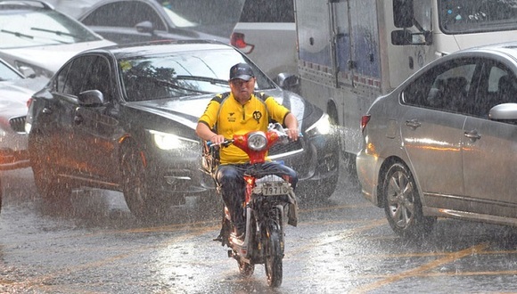 跑外卖下暴雨怎么穿搭_暴雨送外卖图