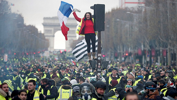 法国大游行:马克龙未对燃油税让步 特朗普强行