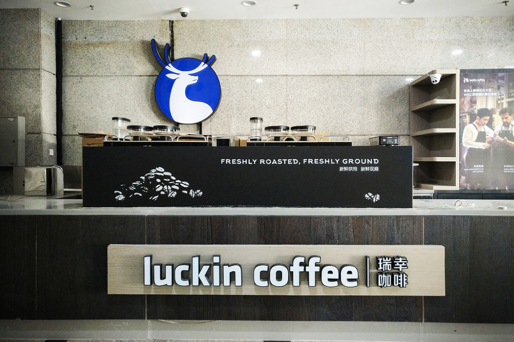 2018年8月29日,北京,一家写字楼内待开业的瑞幸咖啡门店,主要物件都已