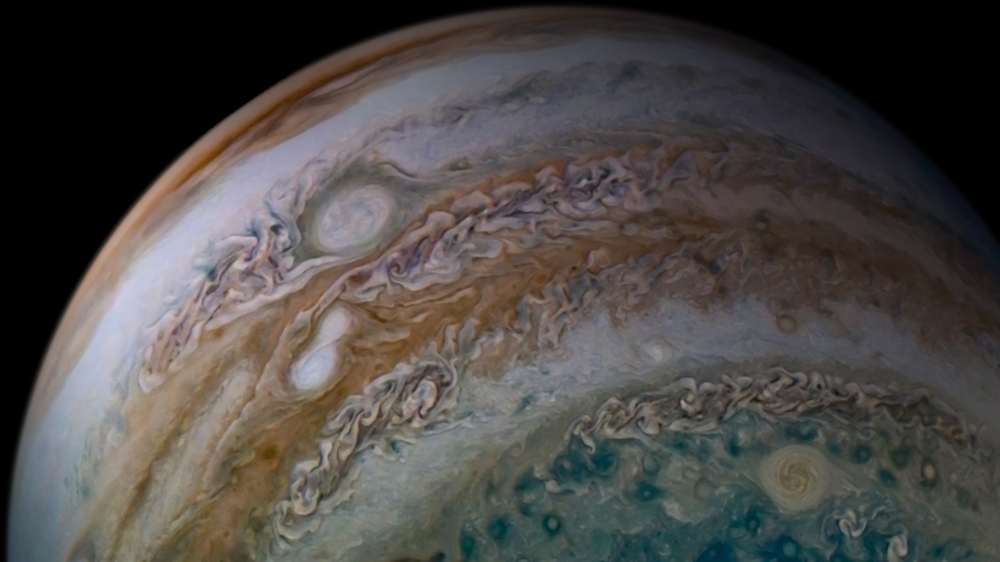 当时飞船对木星进行了25次近距离观察,拍摄时距离木星的高度约为2.