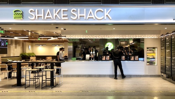 shake shack在上海虹桥机场开了家新店,邀请人们乘坐"人气汉堡航班"