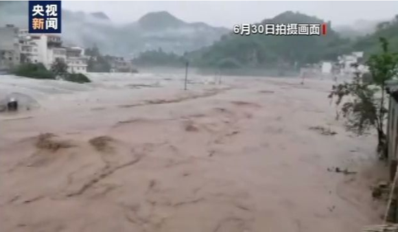 云南昭通强降雨致多地出现山洪,泥石流,山体滑坡,城区洪涝等自然灾害