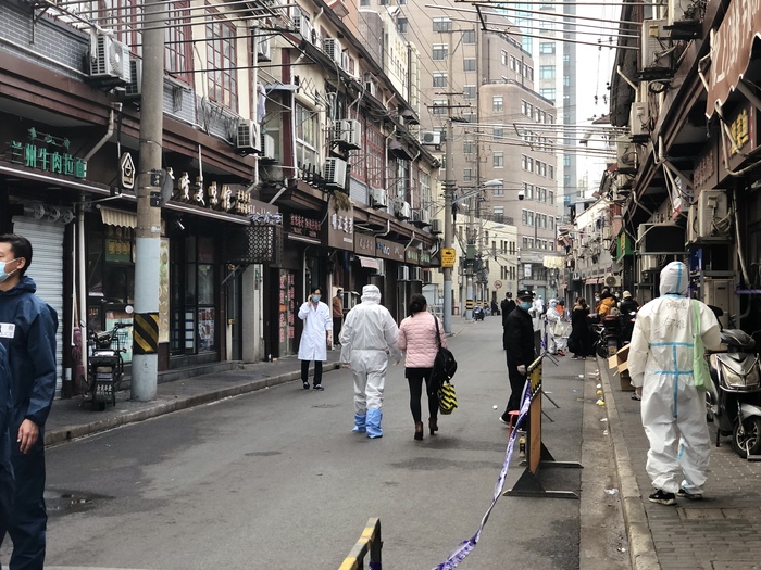 直击上海疫情中风险小区居民正转运至酒店集中隔离