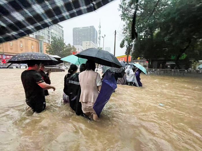 【图集】郑州遭遇历史极值暴雨:城市内涝,围墙坍塌,汽车被淹没
