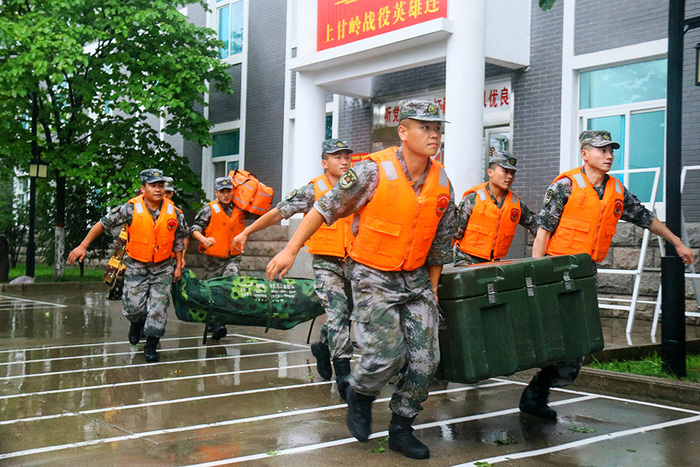 【图集】抗洪一线:志愿者,解放军,救援队驰援河南