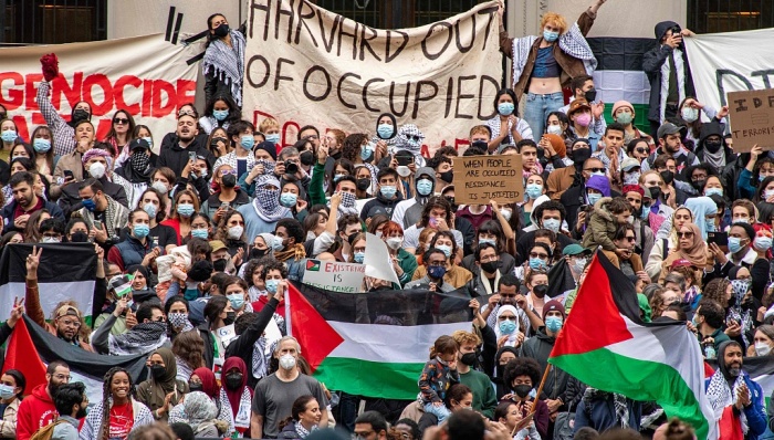 当地时间2023年10月14日，美国马萨诸塞州，巴勒斯坦支持者聚集在哈佛大学，以示对加沙地带巴勒斯坦人的支持。（图片来源：视觉中国）当地时间2023年10月14日，美国马萨诸塞州，巴勒斯坦支持者聚集在哈佛大学，以示对加沙地带巴勒斯坦人的支持。（图片来源：视觉中国）(photo:JieMian)