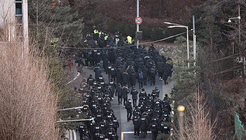 韩国调查人员搭梯子进入总统官邸，第二次试图逮捕尹锡悦 · 天下