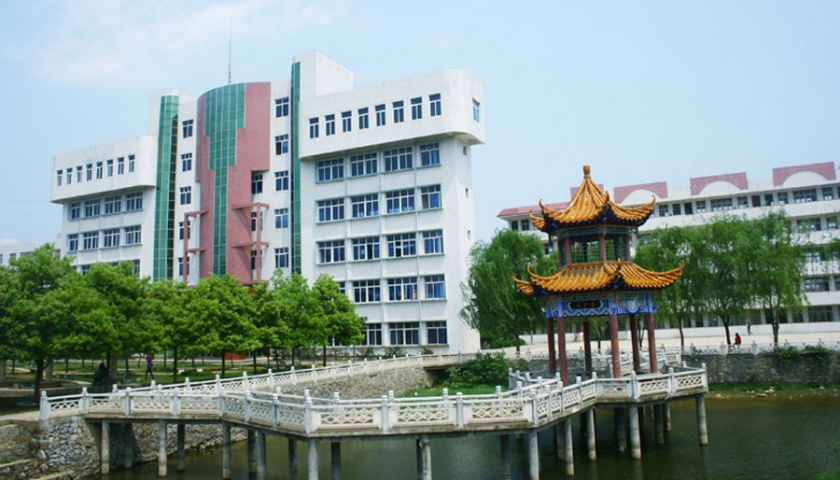 湖南一中专将公厕改成学生宿舍？校方：系澡堂改造而成，已停用并整改