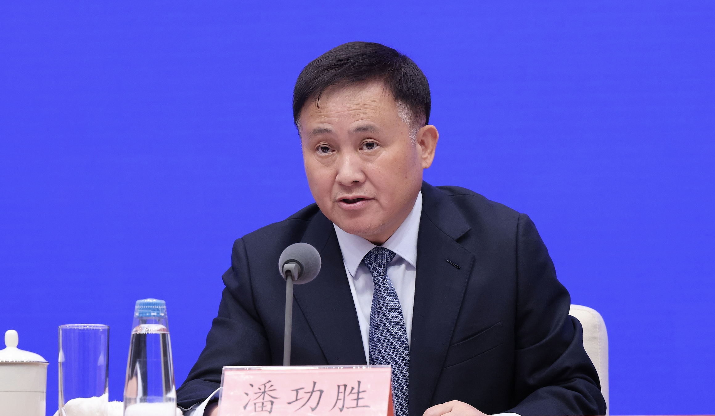 潘功胜回应美联储降息：中国货币政策坚持以为我主、兼顾内外平衡，适度宽松