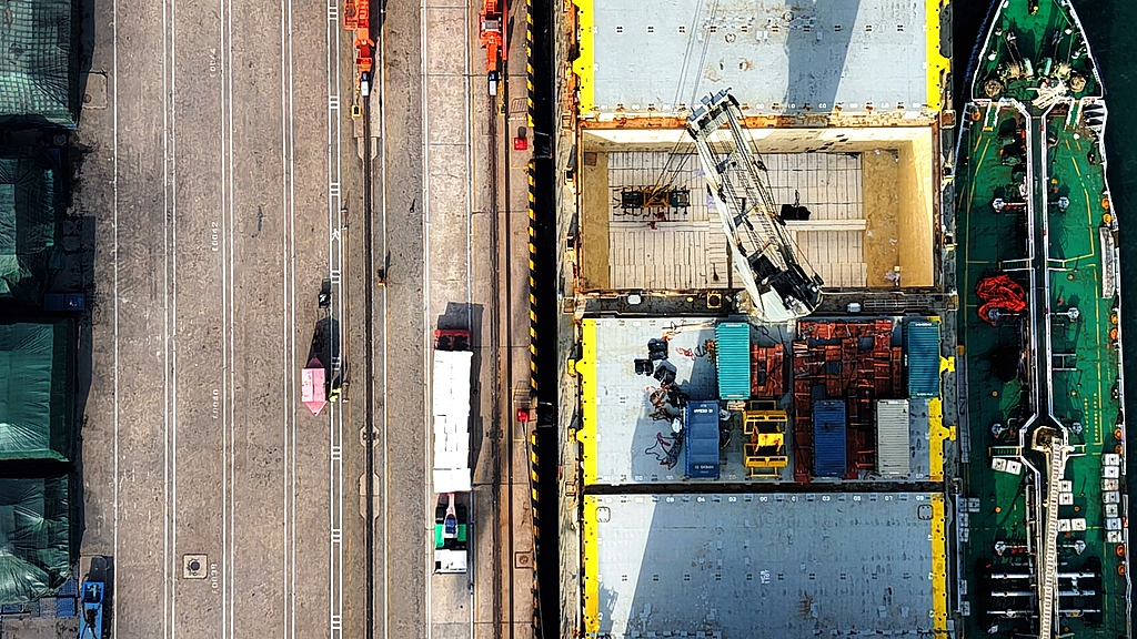 10月出口增速转负,多重利好支撑下出口韧性仍在|界面新闻