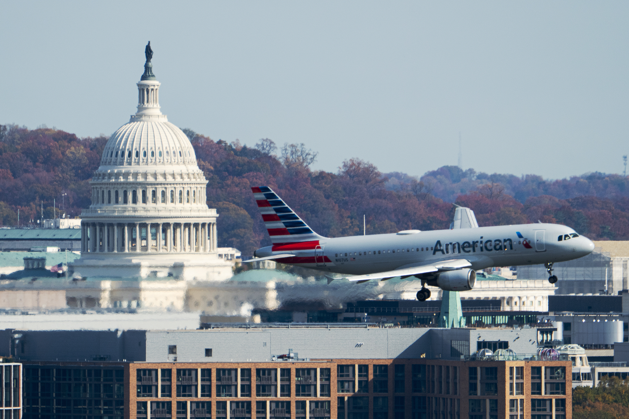 航班减少冲击消费旺，停摆持续或致美国四季度GDP增长转负