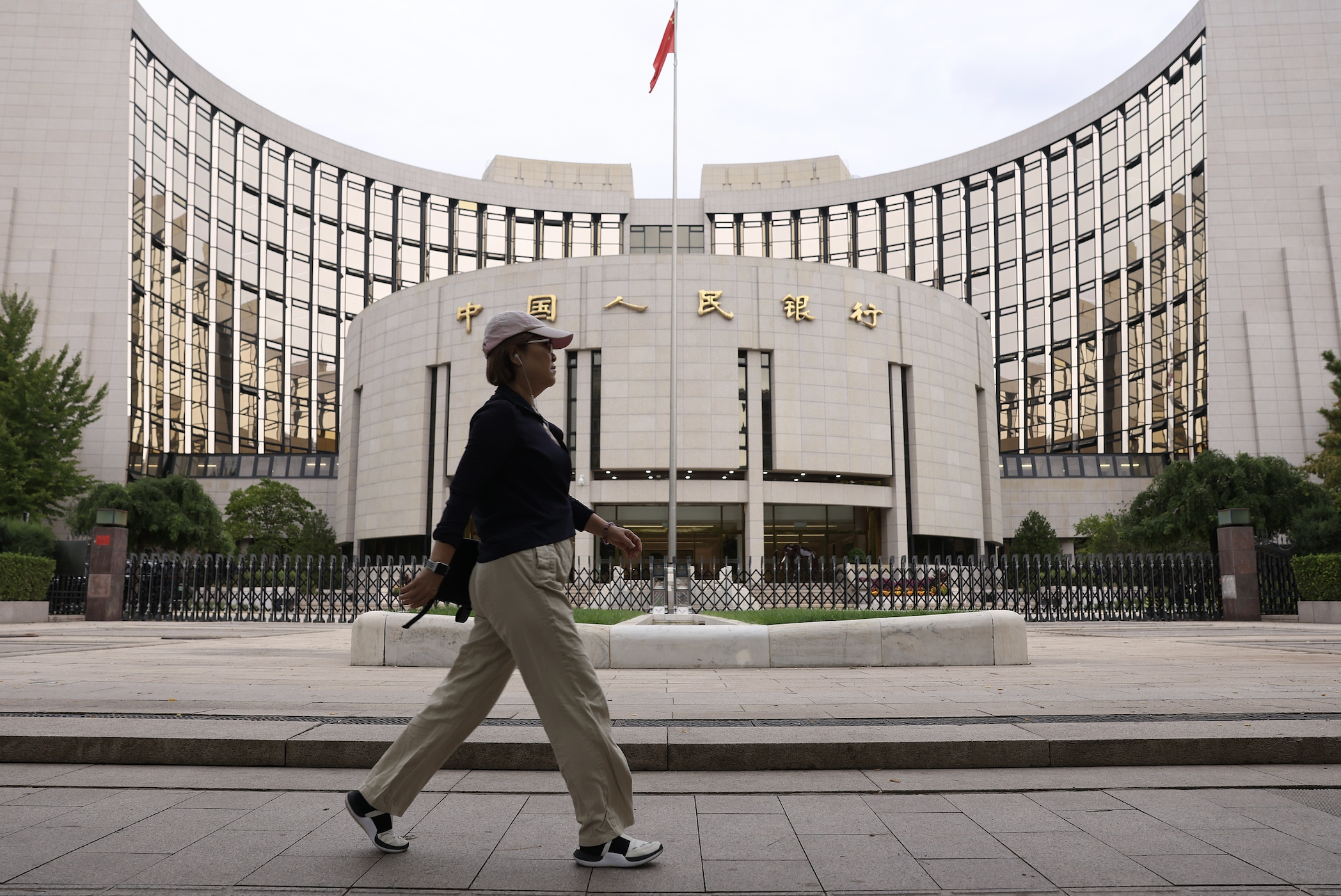 10月末存量社融增速延续回落，货币政策将“适时加力”