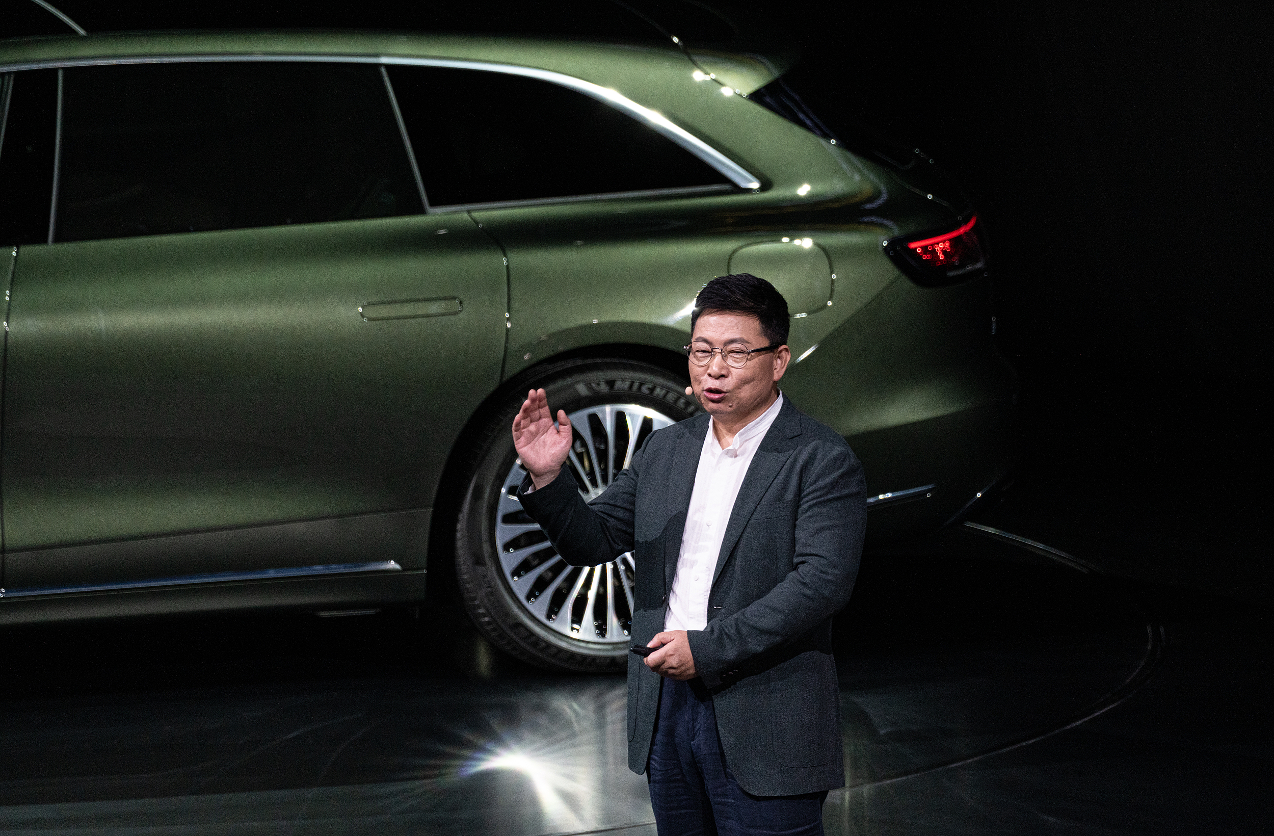 余承东剧透鸿蒙智行多款新车：首款MPV命名为智界V9