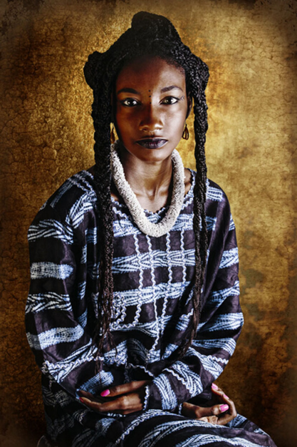 为了寻根溯源,来自科特迪瓦的摄影师joana choumali拍摄了一组穿着