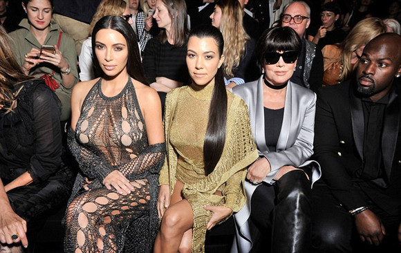 金·卡戴珊出席时装秀,大胆网眼裙极尽性感