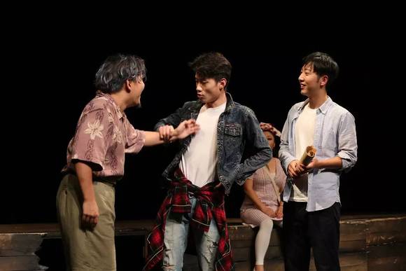 《燃烧的疯人院》:从此不赧作疯人