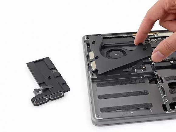 新MacBook Pro全拆解:难用又难修!|界面新闻J