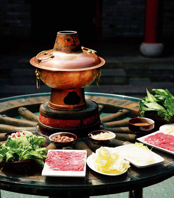 铜锅涮羊肉是老北京地道的火锅吃法,它对器具和食材的选用非常